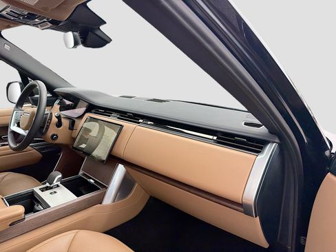 Used 2025 Land Rover Range Rover SE image 15