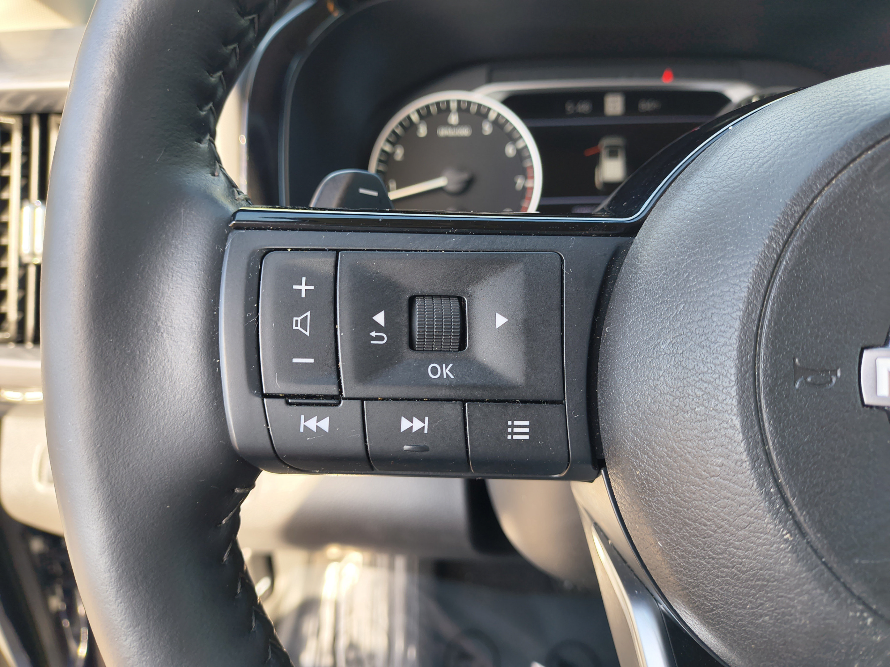 Certified 2024 Nissan Pathfinder SL w/ SL Premium Package FWD image 31