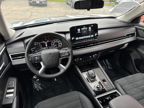 Used 2024 Mitsubishi Outlander SE image 13