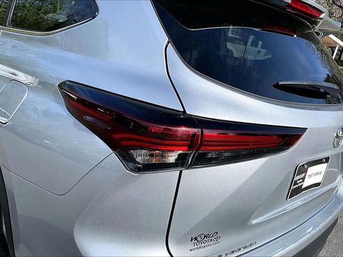Used 2025 Toyota Highlander LE image 28
