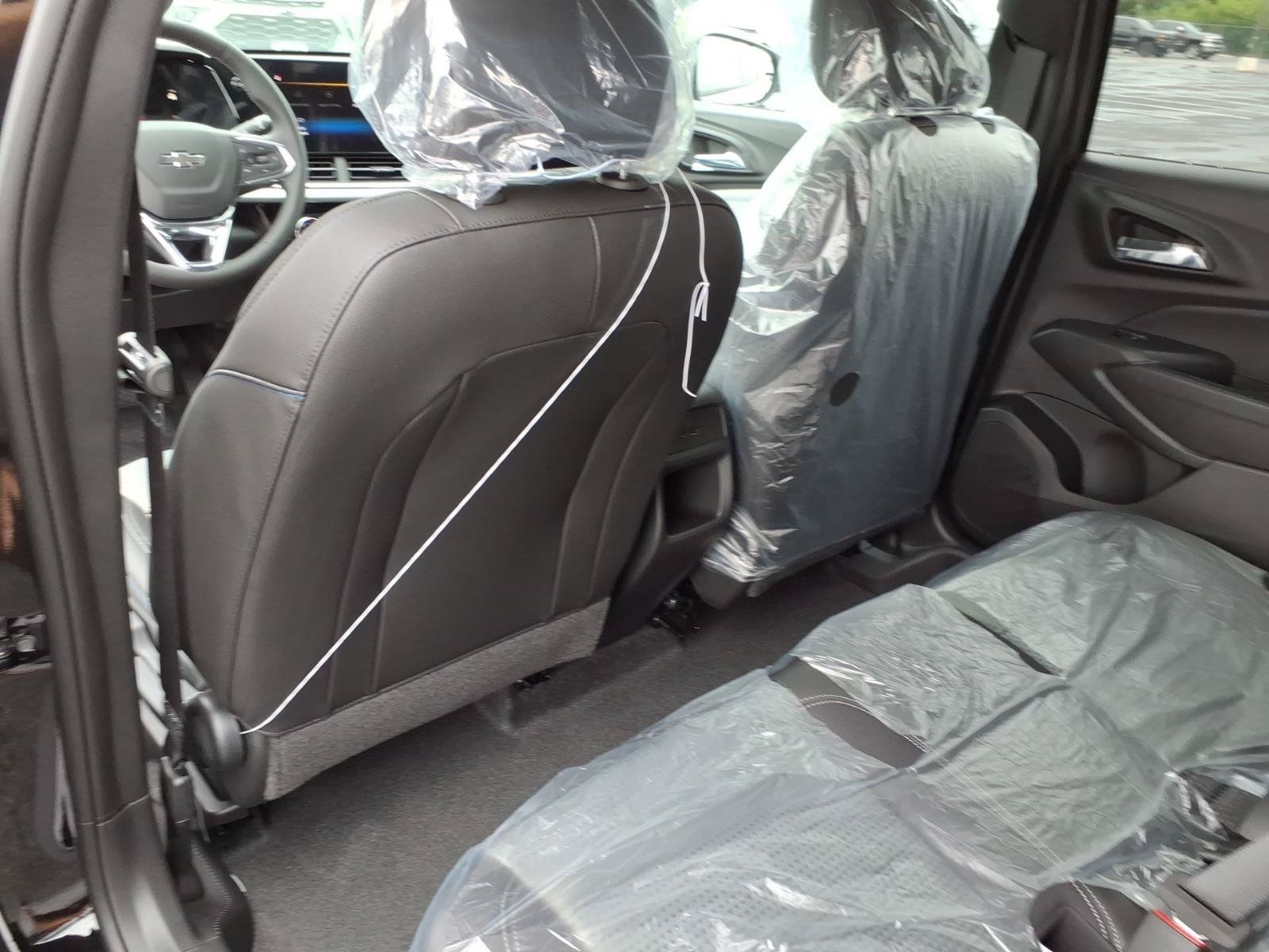 New 2026 Chevrolet Trax LT w/ Midnight Edition FWD image 7