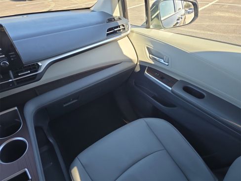 Used 2024 Toyota Sienna XLE image 12