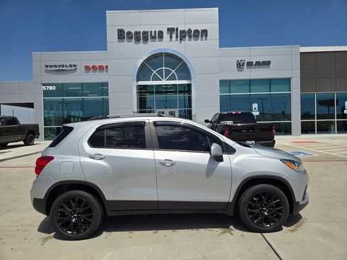 Used 2022 Chevrolet Trax LT w/ Driver Confidence Package AWD/4WD image 2