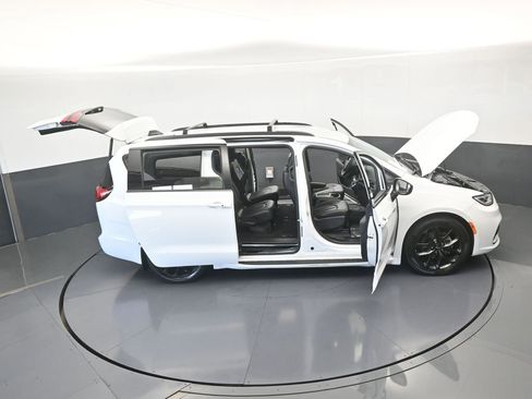 Used 2023 Chrysler Pacifica Touring-L w/ S Appearance Package image 72