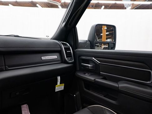 New 2026 RAM 2500 Laramie AWD/4WD image 11