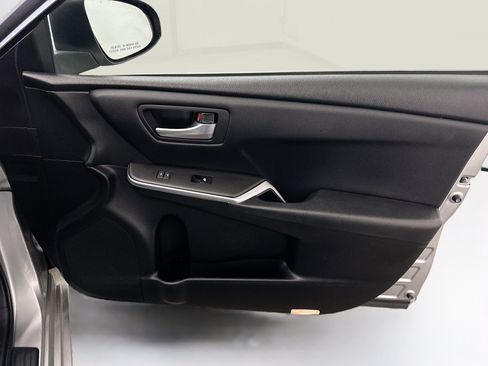 Used 2017 Toyota Camry SE FWD image 32