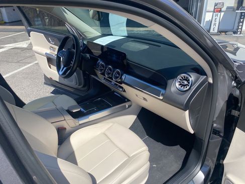 Used 2021 Mercedes-Benz GLB 250 4MATIC w/ Premium Package image 27