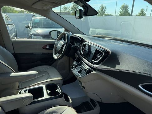 Used 2020 Chrysler Pacifica Limited FWD image 24
