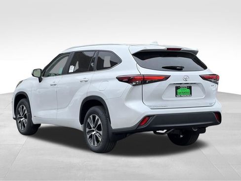 New 2026 Toyota Highlander XLE image 2