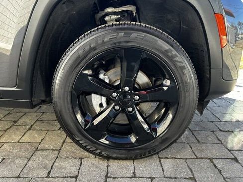 Used 2025 Jeep Grand Cherokee Altitude image 36