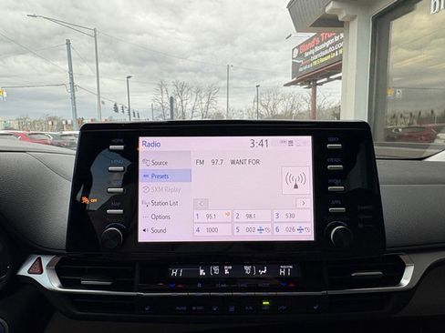 Used 2022 Toyota Sienna XLE image 34