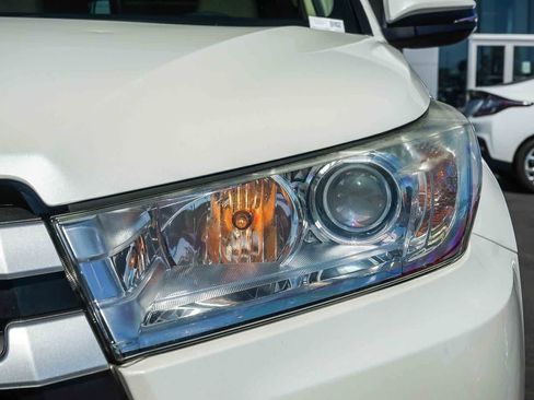 Used 2018 Toyota Highlander XLE w/ Carpet Mat Package (TMS) image 8