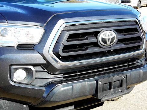 Used 2020 Toyota Tacoma SR5 w/ Technology Package image 8