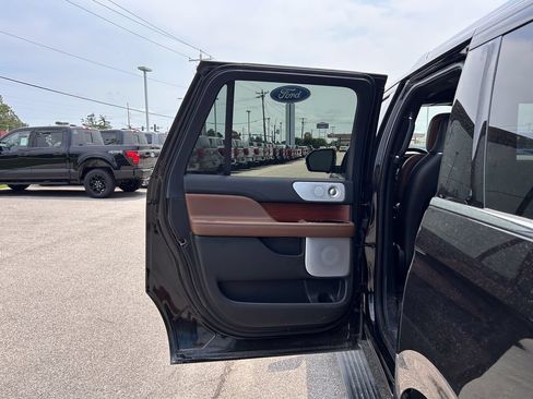 Used 2022 Lincoln Navigator L Reserve AWD/4WD image 16