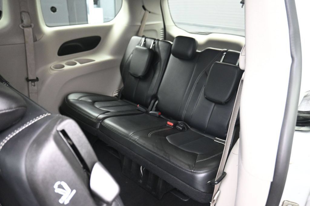 Used 2024 Chrysler Pacifica Limited FWD image 11