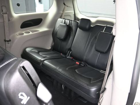 Used 2024 Chrysler Pacifica Limited FWD image 11