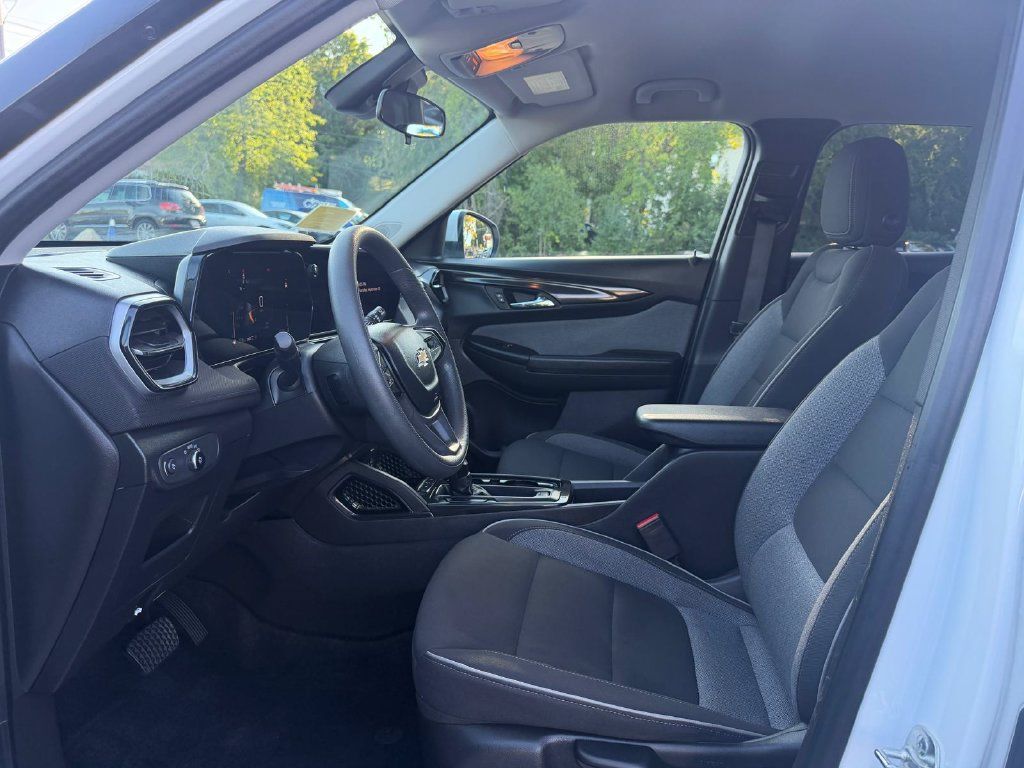 Used 2025 Chevrolet TrailBlazer LT AWD/4WD image 9