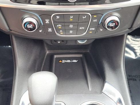 Used 2023 Chevrolet Traverse LT FWD image 21