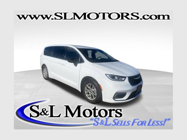 Used 2025 Chrysler Pacifica Select FWD image 1
