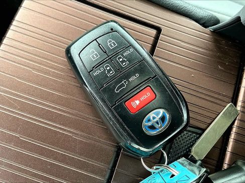 Certified 2024 Toyota Sienna XLE image 15