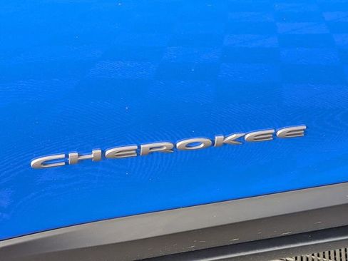 Used 2019 Jeep Cherokee Trailhawk w/ Cold Weather Group AWD/4WD image 10