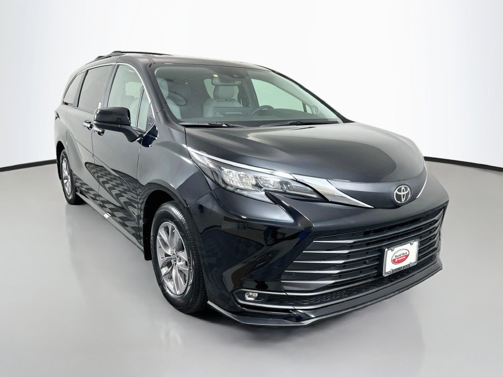 Used 2026 Toyota Sienna XLE FWD image 3