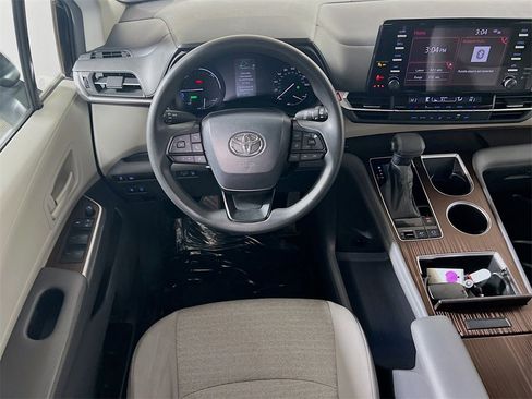 Certified 2024 Toyota Sienna LE image 20