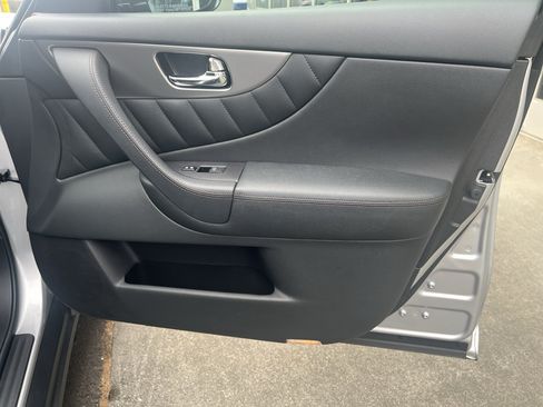 Used 2017 INFINITI QX70 2WD w/ Premium Package image 18