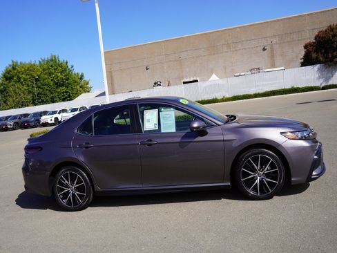Used 2021 Toyota Camry SE FWD image 4