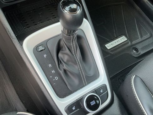 Used 2024 Hyundai Venue Limited FWD image 20