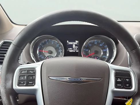 Used 2012 Chrysler Town & Country Touring w/ Entertainment Group #1 FWD image 21