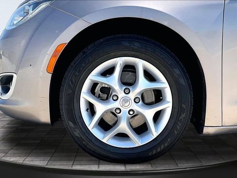Used 2018 Chrysler Pacifica Touring Plus w/ Tire & Wheel Group FWD image 33