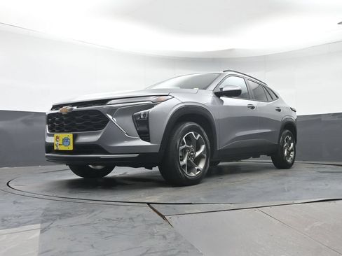 Used 2025 Chevrolet Trax LT FWD image 22