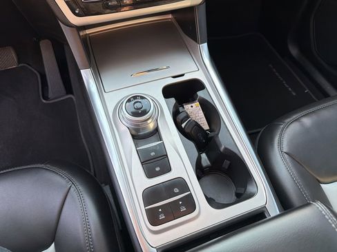 Used 2022 Ford Explorer XLT w/ Equipment Group 202A image 18