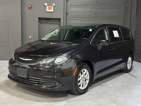 Used 2017 Chrysler Pacifica Touring FWD image 3