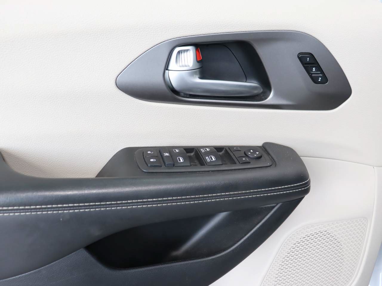 Used 2024 Chrysler Pacifica Touring-L FWD image 14