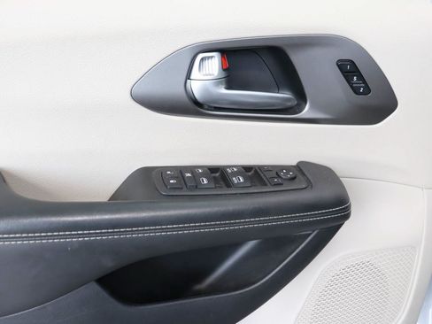 Used 2024 Chrysler Pacifica Touring-L FWD image 14