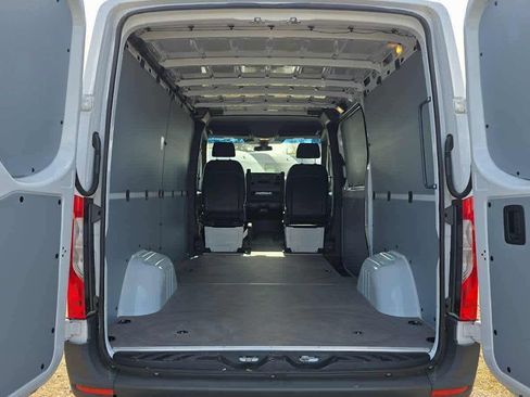 Used 2025 Mercedes-Benz Sprinter 2500 image 21