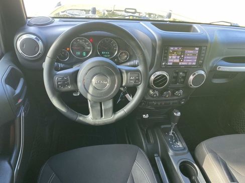 Used 2018 Jeep Wrangler Unlimited Sahara w/ Connectivity Group AWD/4WD image 14