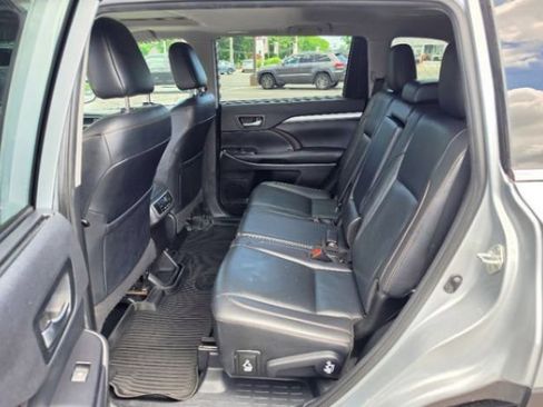 Used 2019 Toyota Highlander XLE AWD/4WD image 6