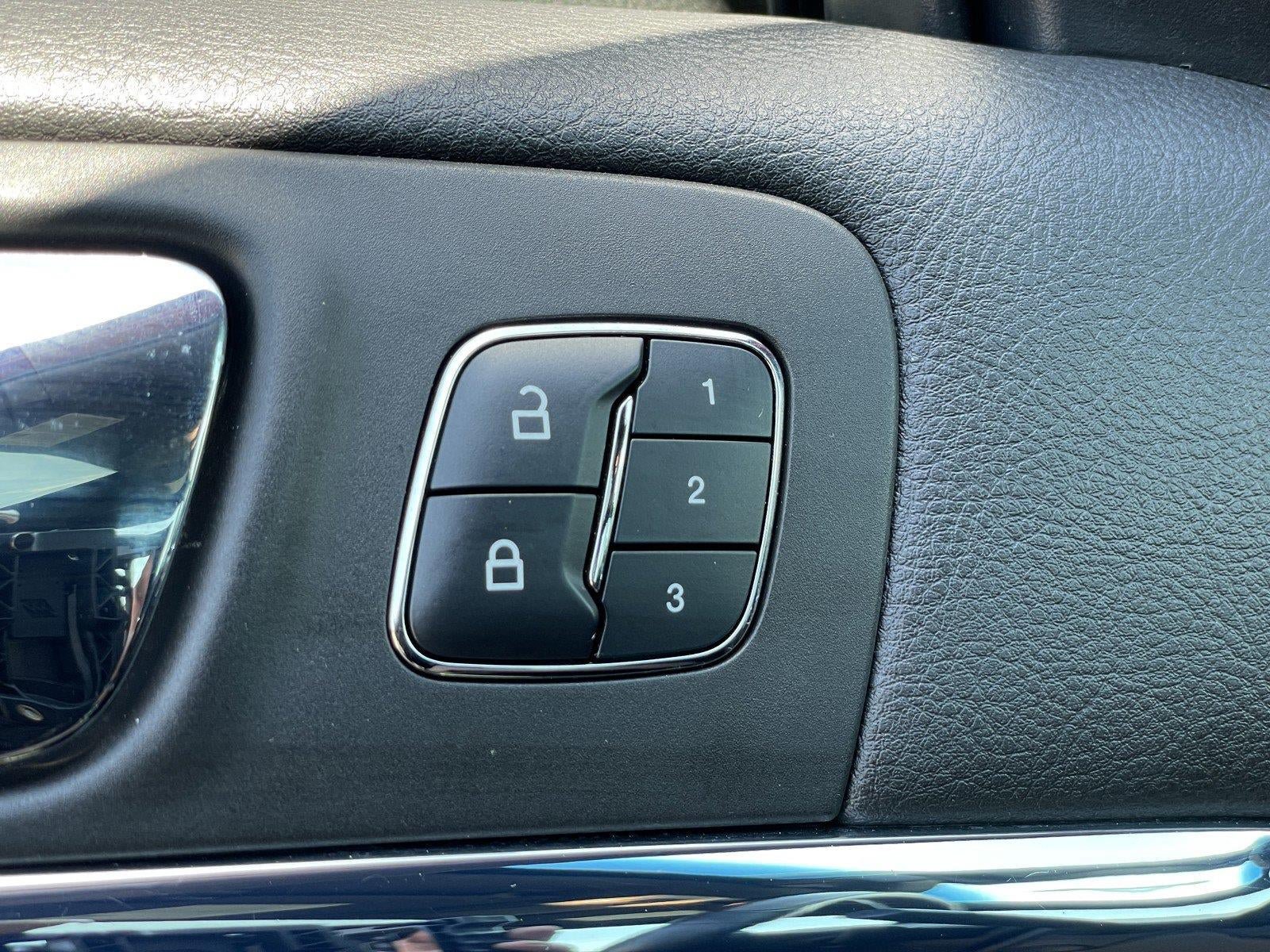 Used 2014 Lincoln MKS FWD image 38