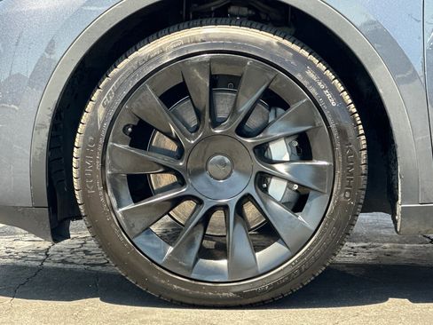 Used 2023 Tesla Model Y Long Range AWD/4WD image 25
