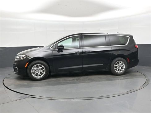 Used 2024 Chrysler Pacifica Touring-L image 7