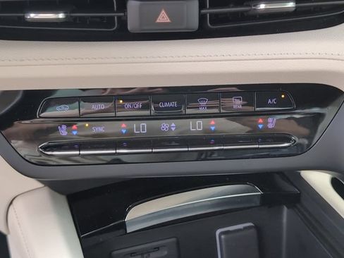Used 2023 Buick Envision Avenir AWD/4WD image 19