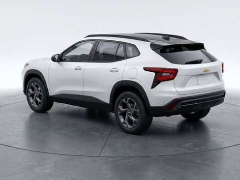 Used 2025 Chevrolet Trax LT FWD image 6