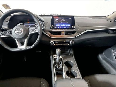Used 2025 Nissan Altima 2.5 SV FWD image 11