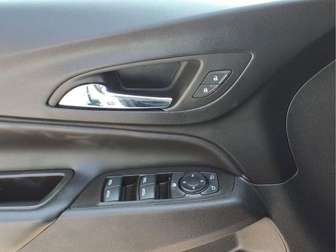 Used 2023 Chevrolet Equinox LT w/ Driver Convenience Package image 19