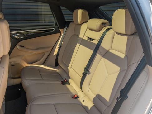 Certified 2026 Porsche Macan AWD/4WD image 30