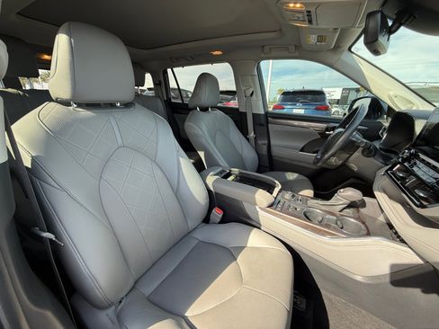 Used 2022 Toyota Highlander Platinum image 19