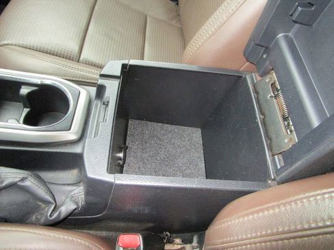 Used 2017 Toyota Tacoma Limited image 37